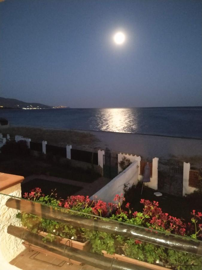 In Front Of The Beach - La Terrazza Sul Mare ฟลูมินิ ดิ กวาร์ตู ภายนอก รูปภาพ