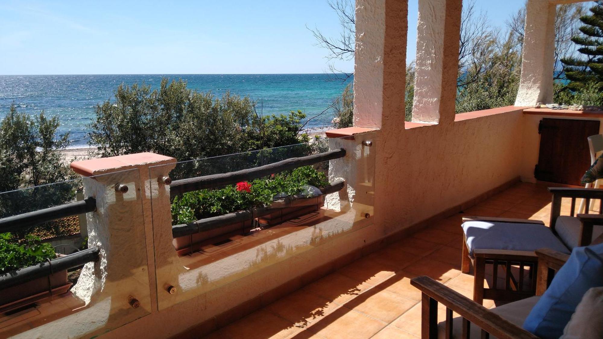 In Front Of The Beach - La Terrazza Sul Mare ฟลูมินิ ดิ กวาร์ตู ภายนอก รูปภาพ